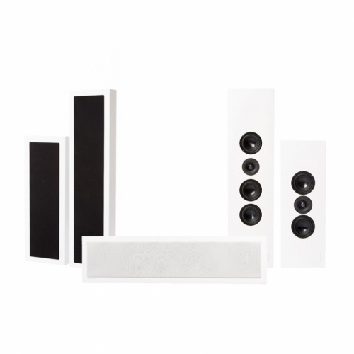 Högtalarpaket med vit design, inkluderar flera olika högtalare för on-wall installation.
