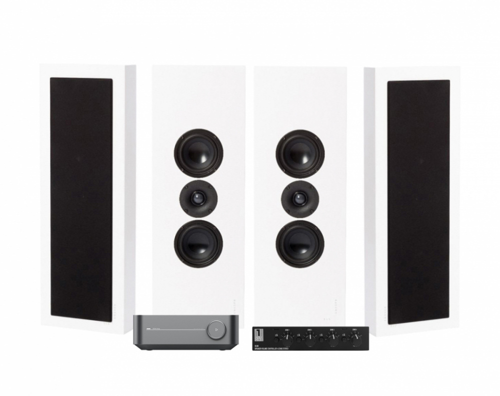 En ljudanläggning med vit högtalardesign och en förstärkare.