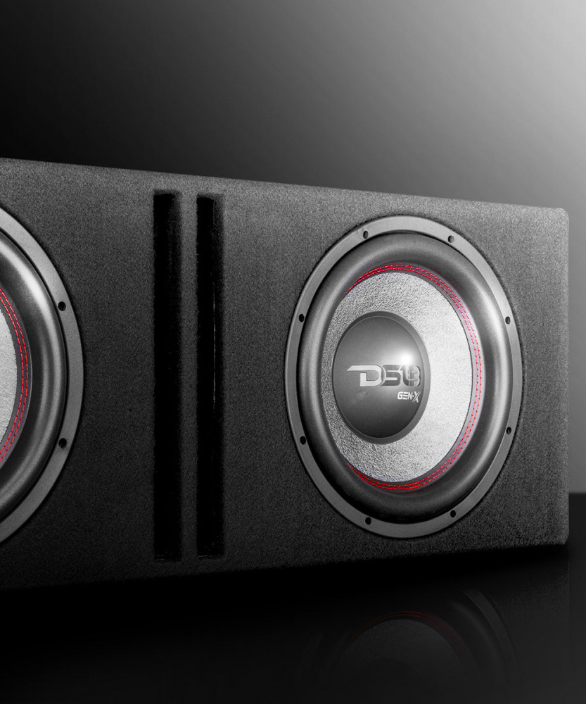 Baspaket med subwoofers och förstärkare i modern design.