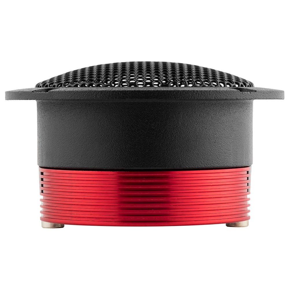 Högtalare med svart och röd design, nätöverdrag och cylindrisk form.