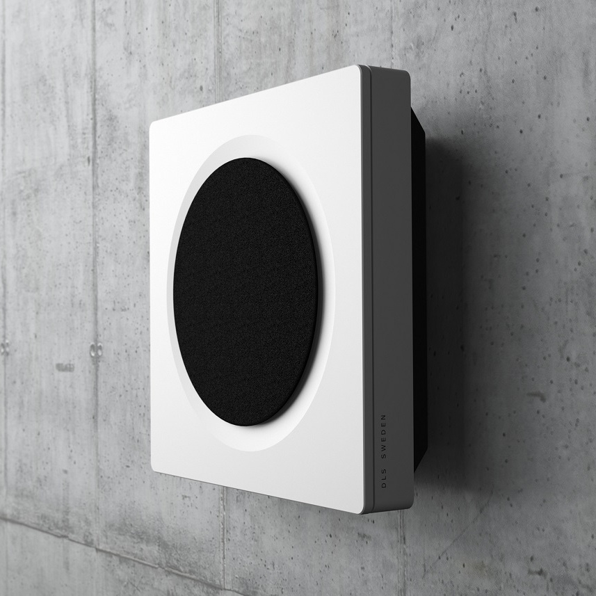 Högtalare i vit design med svart ljudmaskering, monterad på vägg.
