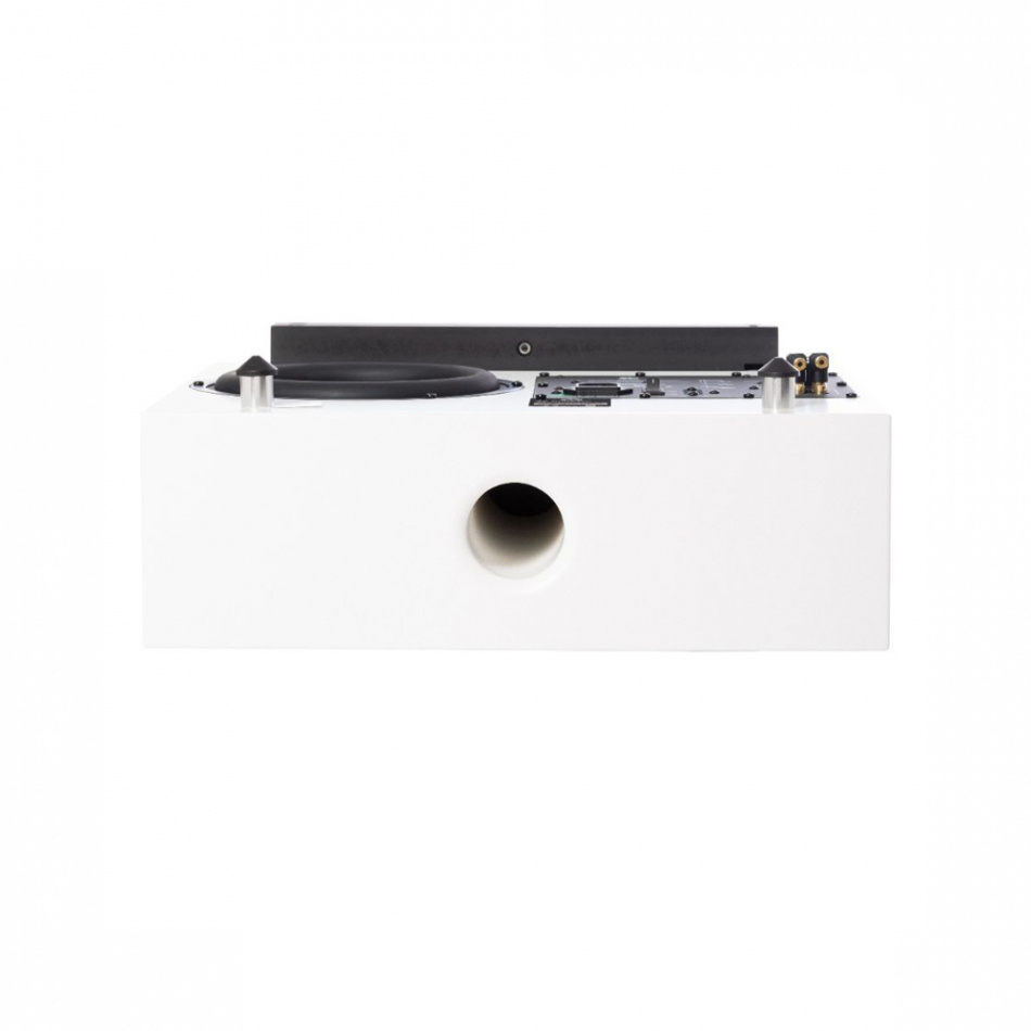 Vitt högtalarpaket med subwoofer, kompakt design för väggmontering.