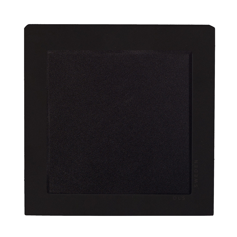 Två mattsvarta on-wall högtalare med minimalistisk design.