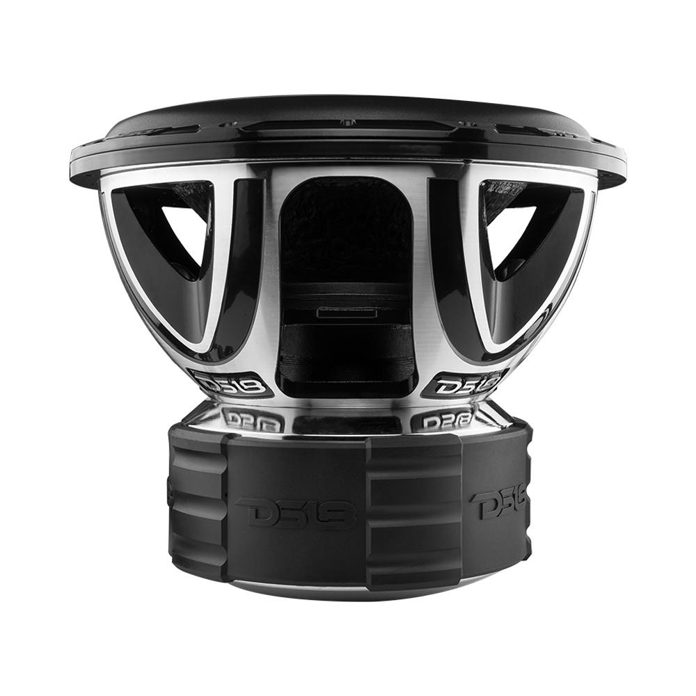 Bas högtalare med kromad front och robust design för kraftfull ljudåtergivning.