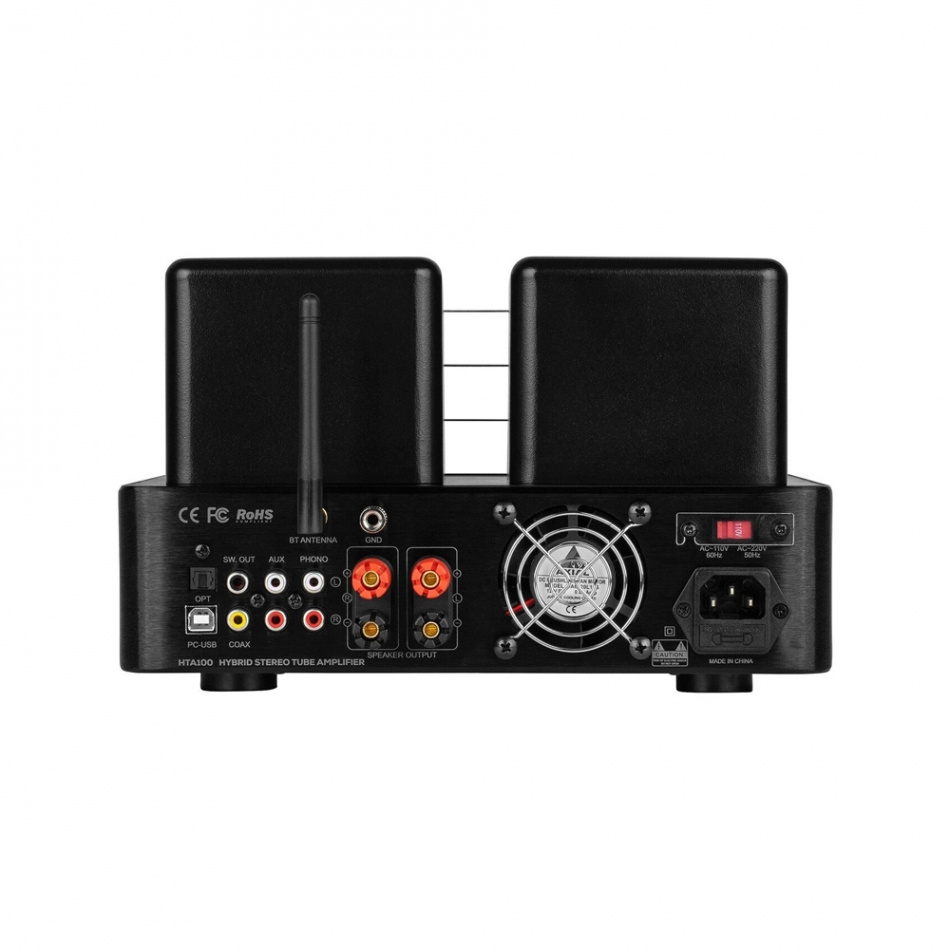 En baksida av en förstärkare med olika ingångar och utgångar.