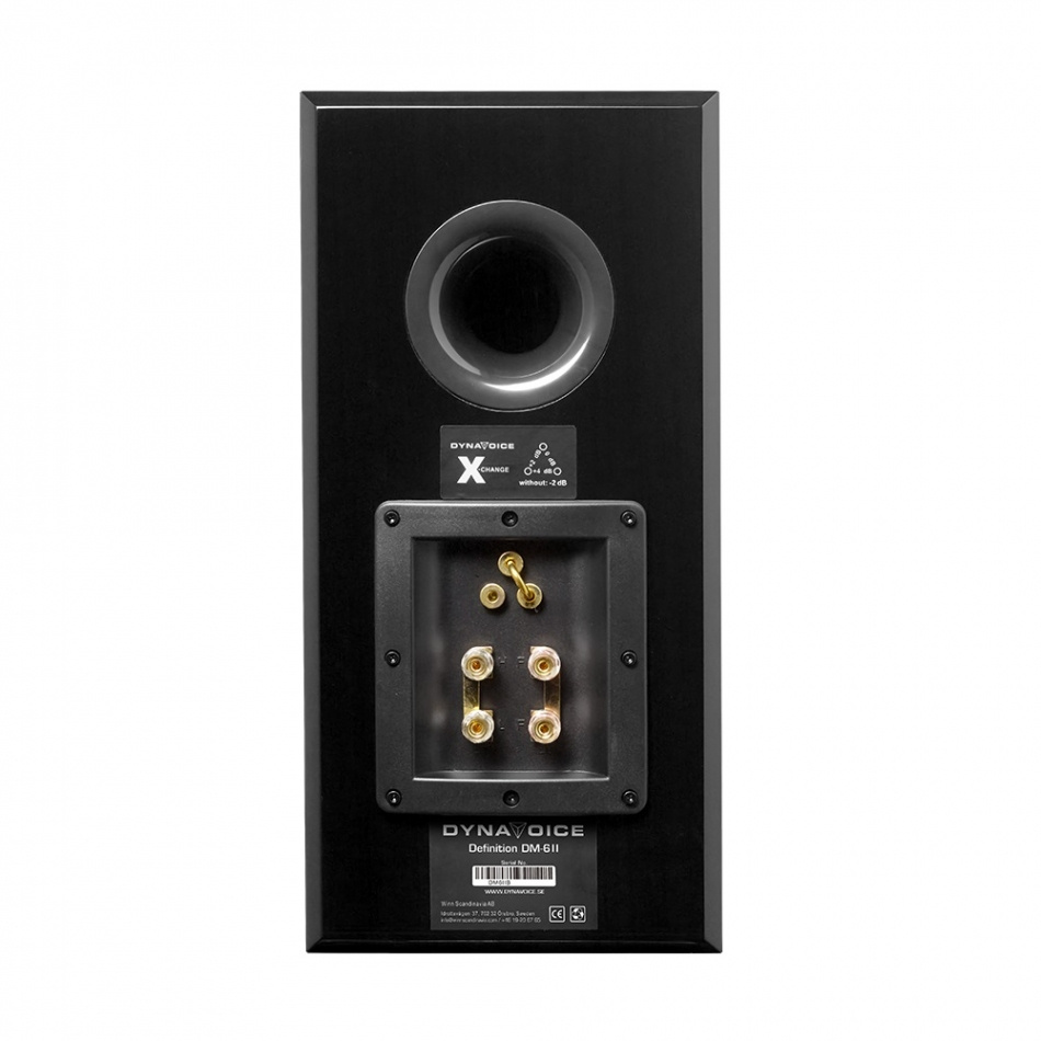 Högtalare med basreflexport och anslutningar på baksidan.