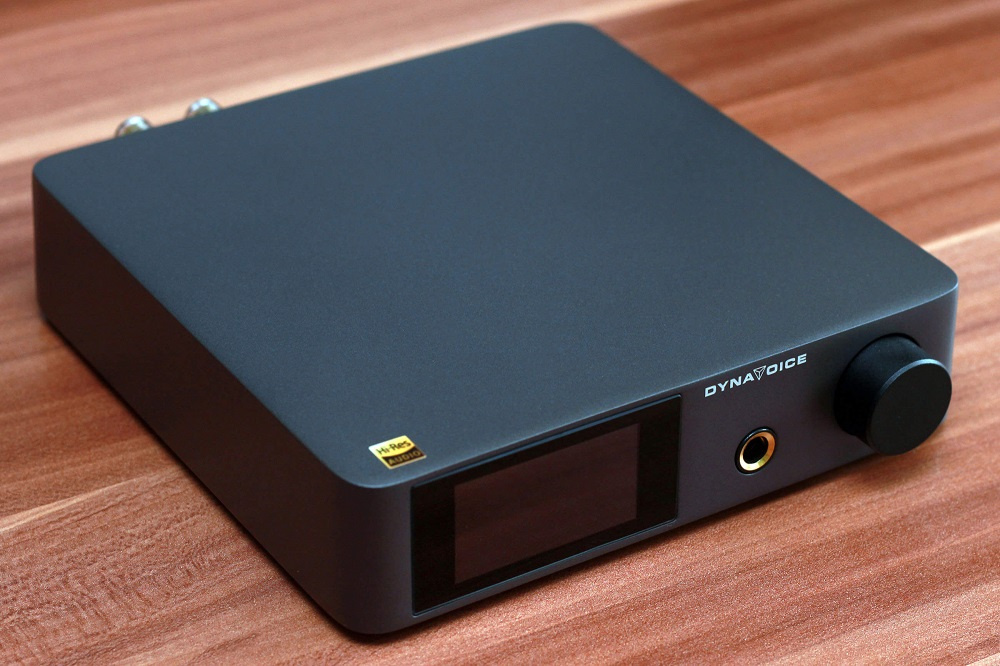 En kompakt ljudenhet med svart yta och enkel design.