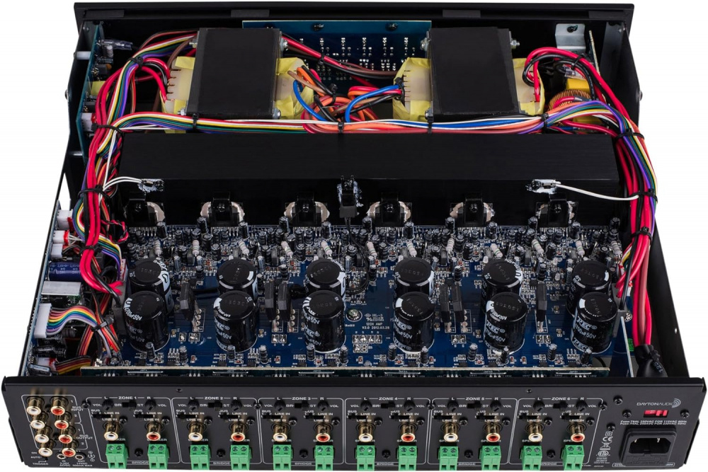 En öppen förstärkare med många komponenter och färgglada kablar.