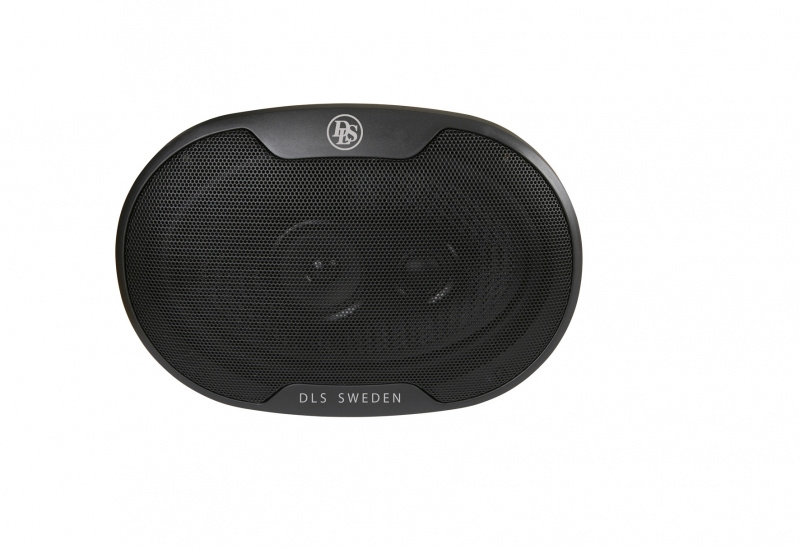 DLS Performance M2-högtalare med svart grilles och logotyp.