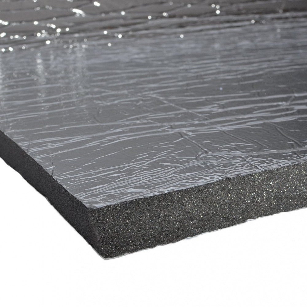 Ljudisolerande skum med en slät yta och reflekterande plastbeläggning.