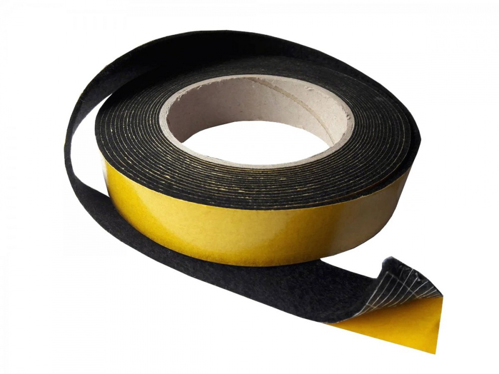 Svart och gul ljudisolerande tejp på en rulle.