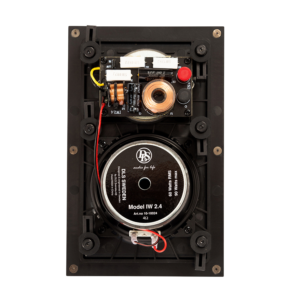 En högtalarinreder med komponenter som en bas och elektroniska delar.