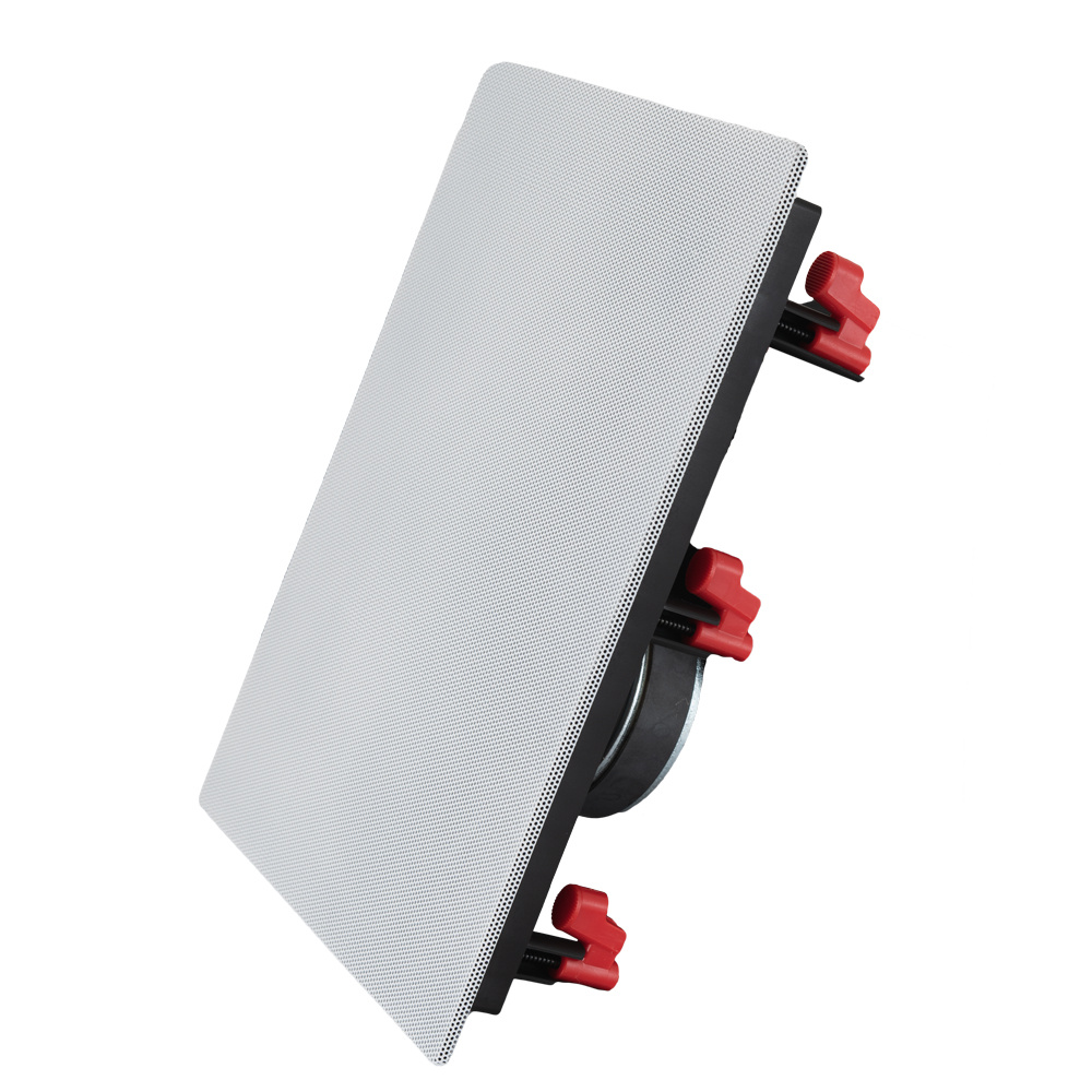 Högtalare med ett vitt nät och fästen för inbyggnad.