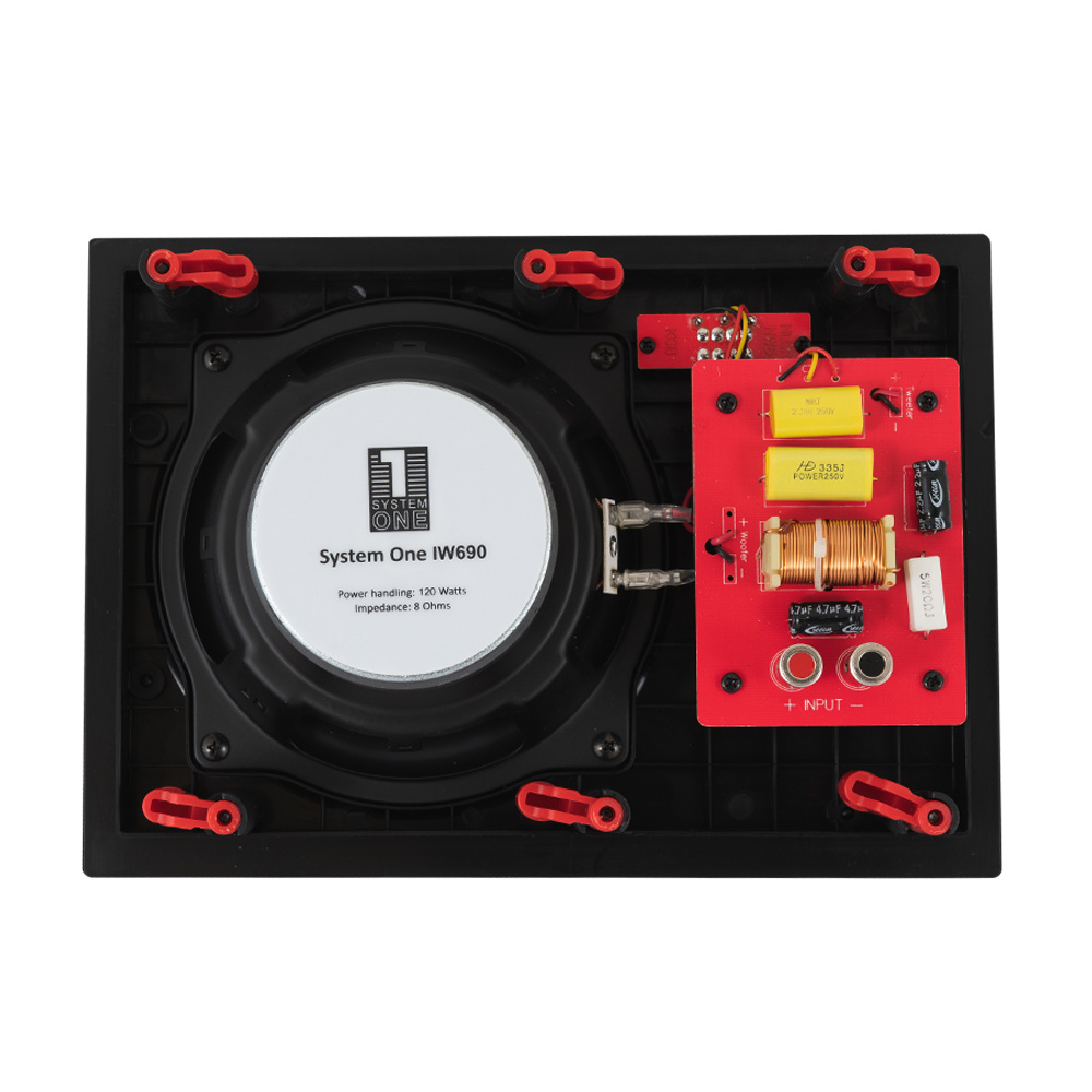 En inbyggnadshögtalare med komponenter och kopplingar.