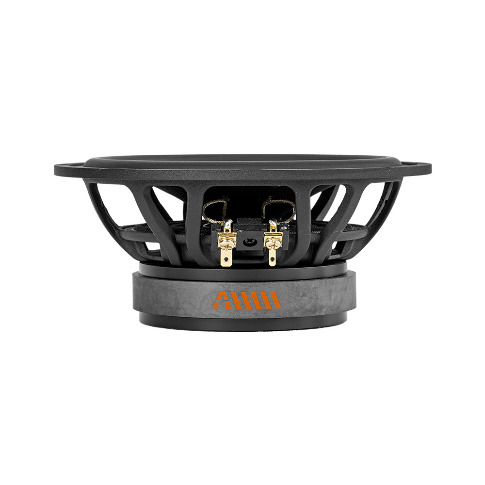 En högtalare med svart ram och orange logotyp, designad för bilstereosystem.