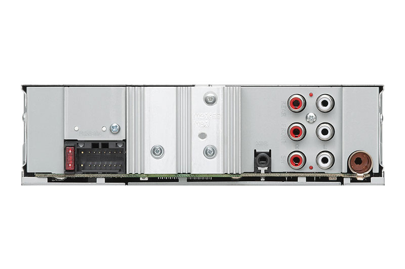 Baksidan av en bilstereomottagare med olika anslutningar.