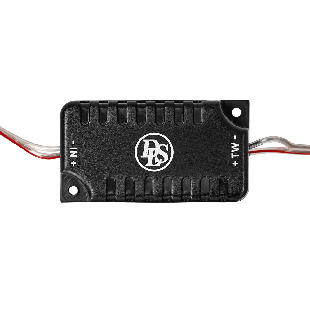 En svart komponent med DLS-logga och anslutningar för ljudsystem.