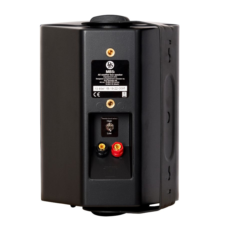 Svart utomhushögtalare med anslutningar på baksidan.