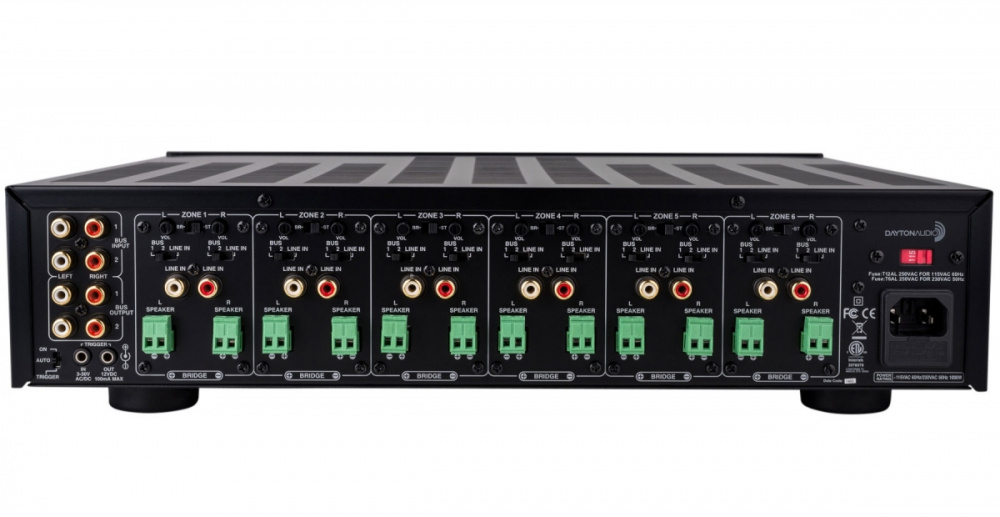 Förstärkarens baksida med flera högtalarutgångar och anslutningar.