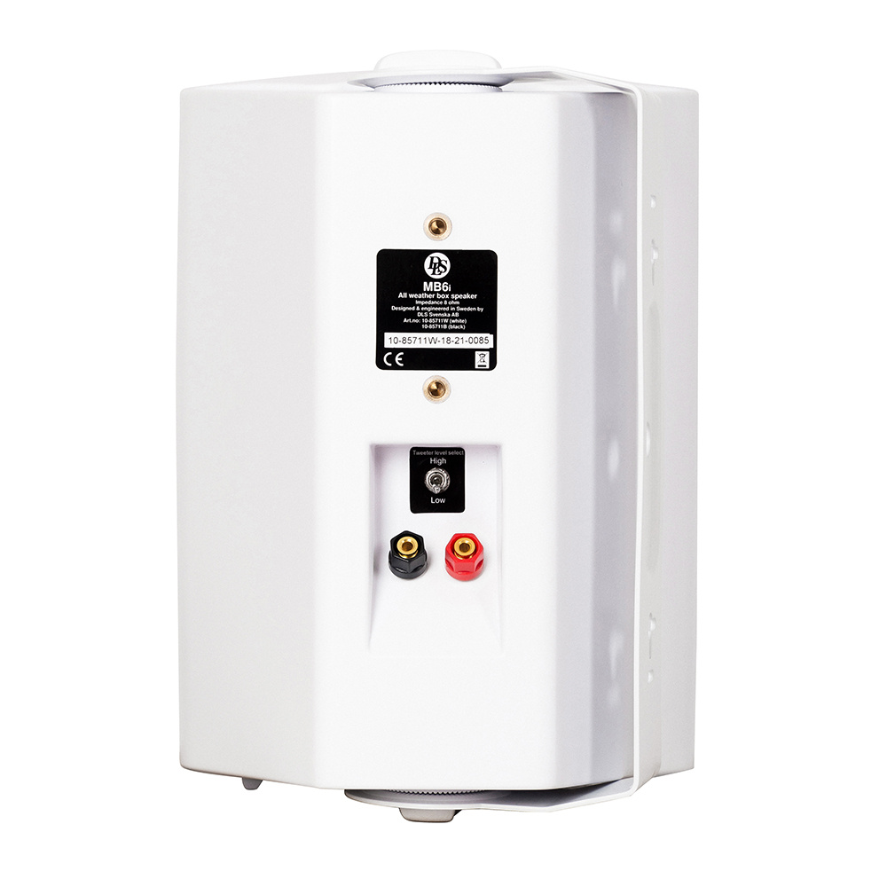 En vit utomhushögtalare med anslutningsportar och märkning på baksidan.
