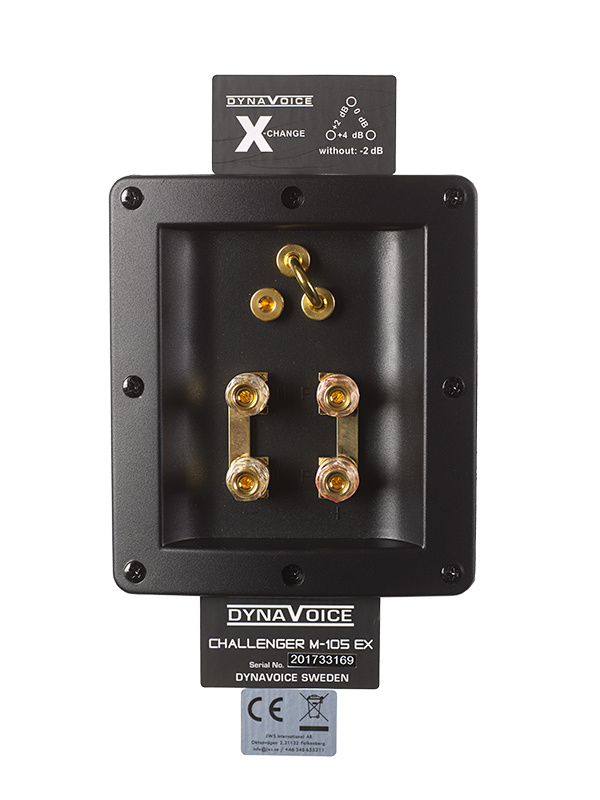 En bakpanel med terminaler för högtalarkoppling.