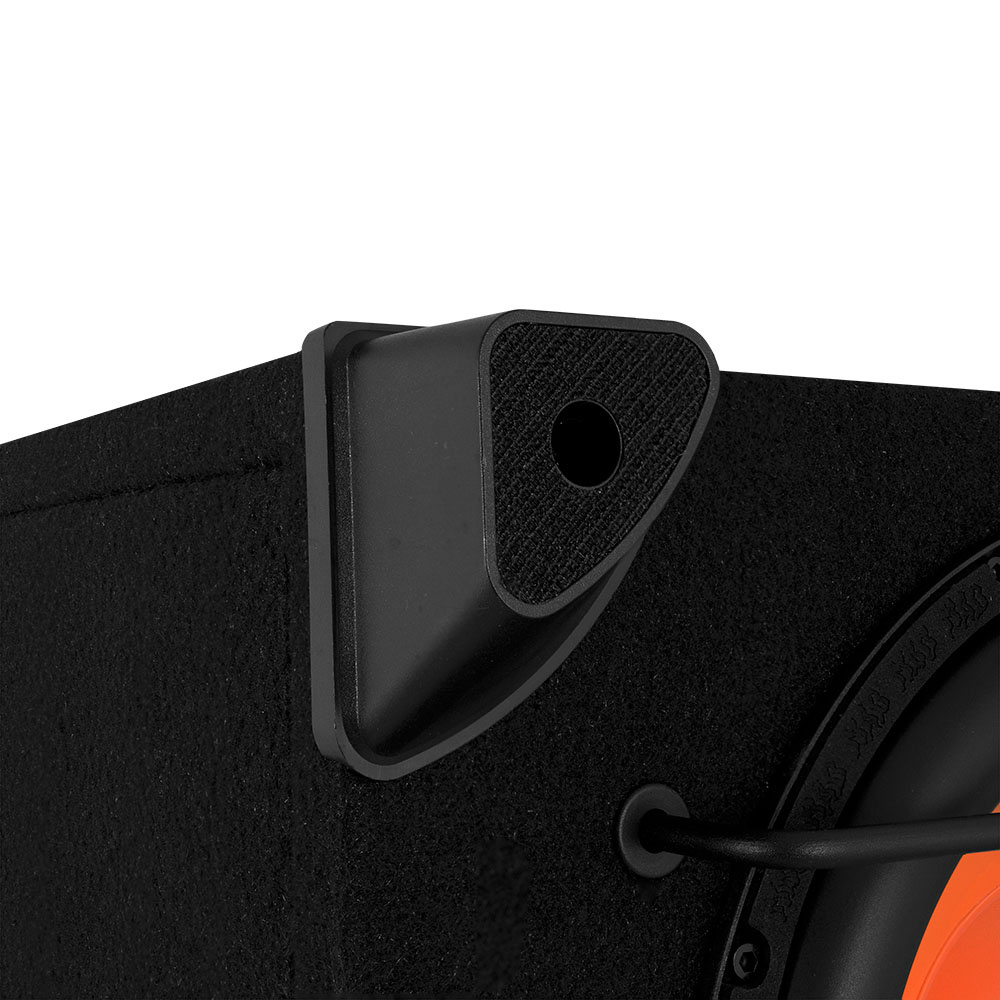 Hörn av en subwoofer med en anslutningsport och en robust design.