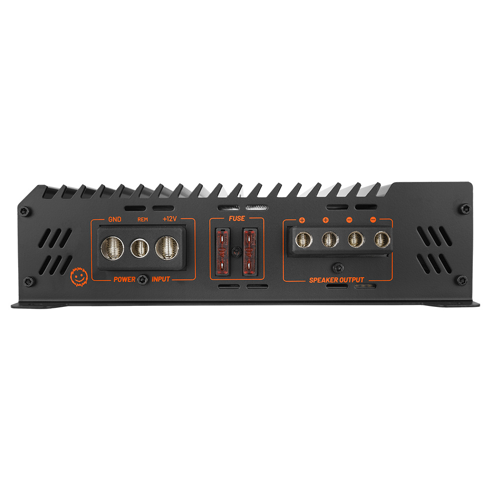 Huvuddel av en förstärkare med kontakter för ström och högtalare.