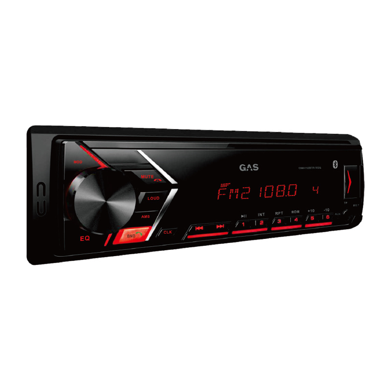 En bilradio med digital display och flera knappar för funktioner och inställningar.