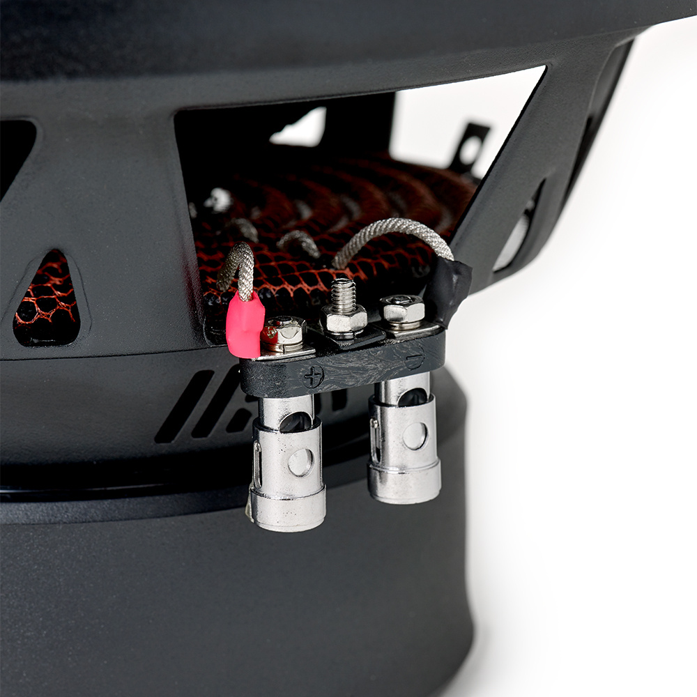 En närbild av en högtalaranslutning med kablar och terminaler.