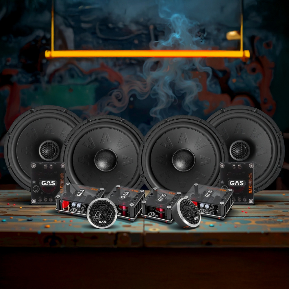 Högtalare och förstärkare i ett stiligt arrangemang.