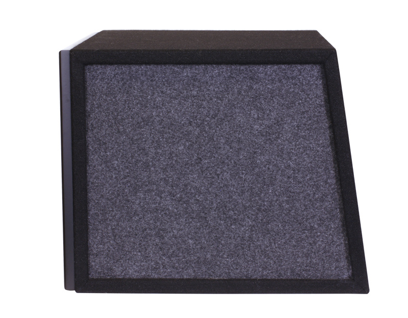 En svart låda med grå filtpanel, sannolikt en subwoofer.