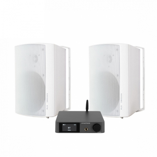 Högtalare och förstärkare i vitt för utomhusbruk.