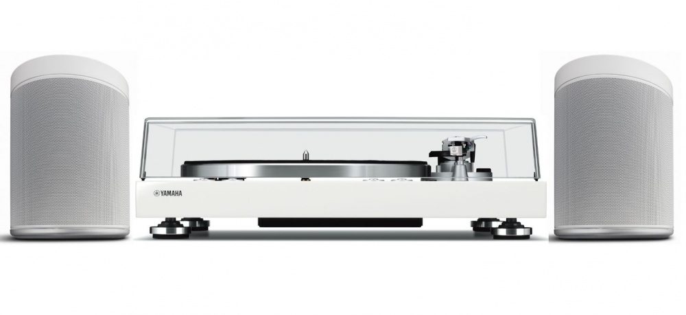 Vitt stereopaket med skivspelare och två högtalare.