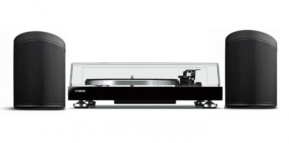 Svart stereopaket med skivspelare och två högtalare.