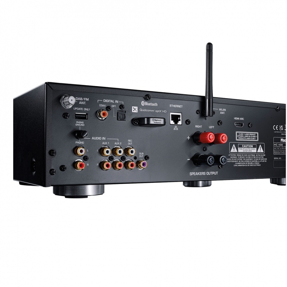 Bakpanelen av en förstärkare med olika anslutningar och Bluetooth.