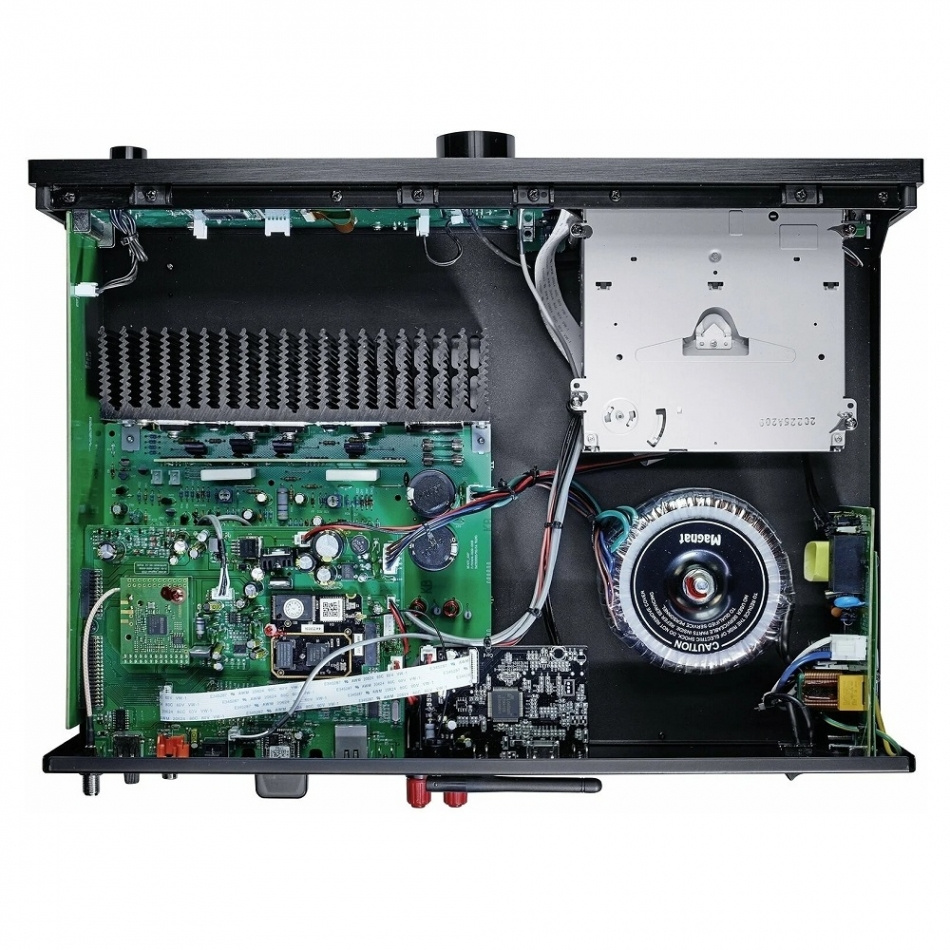 En öppen stereoförstärkare med elektronik och kretsar synliga.