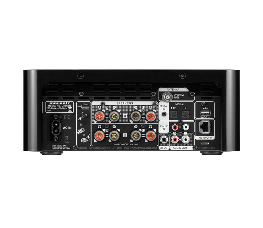 Baksidan av en ljudanläggning med anslutningar för högtalare och nätverk.