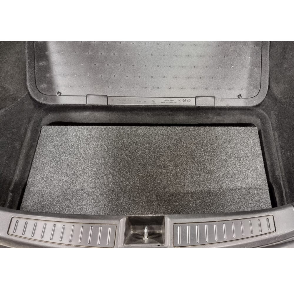 Ett svart, mjukt mattor för bagageutrymmet i Tesla Model S.