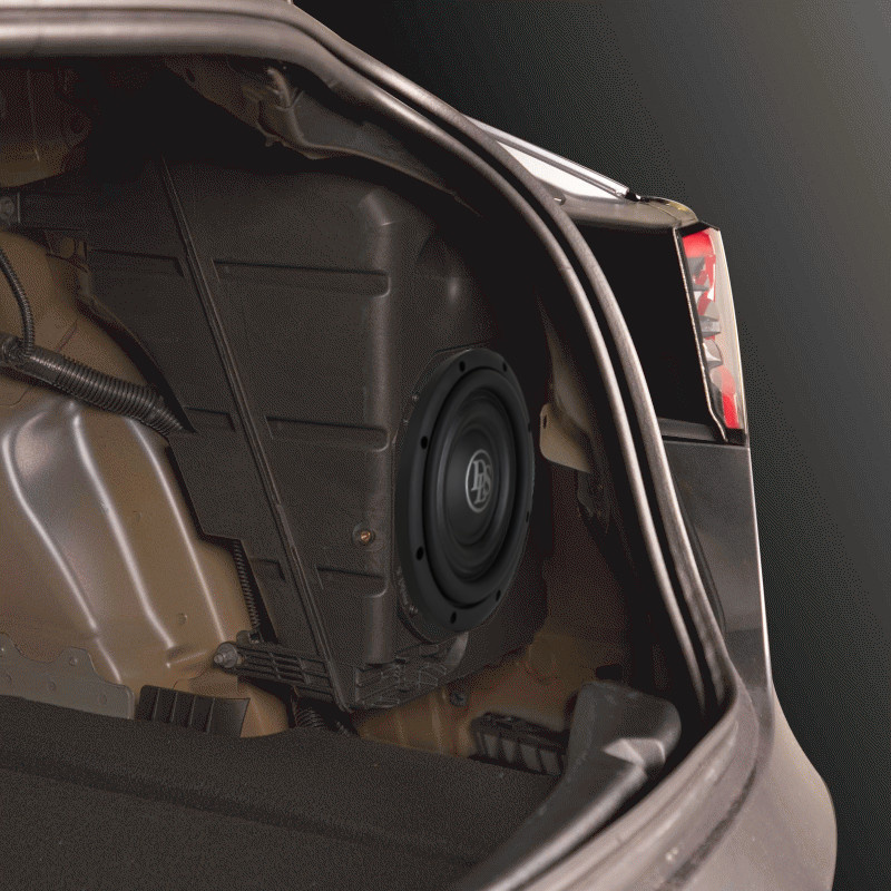 En installera ljudenhet i bagageutrymmet på en Tesla.