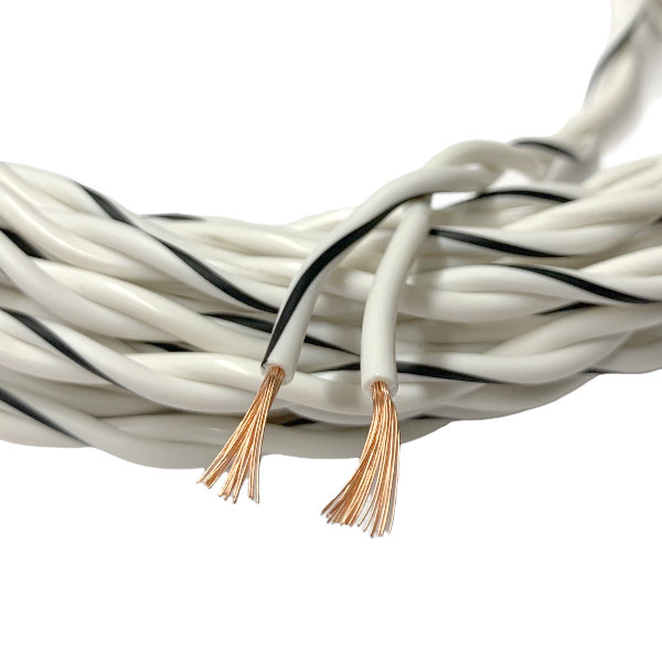 Kabel med två ledningar, koppartråd och vit isolering för ljudsystem.