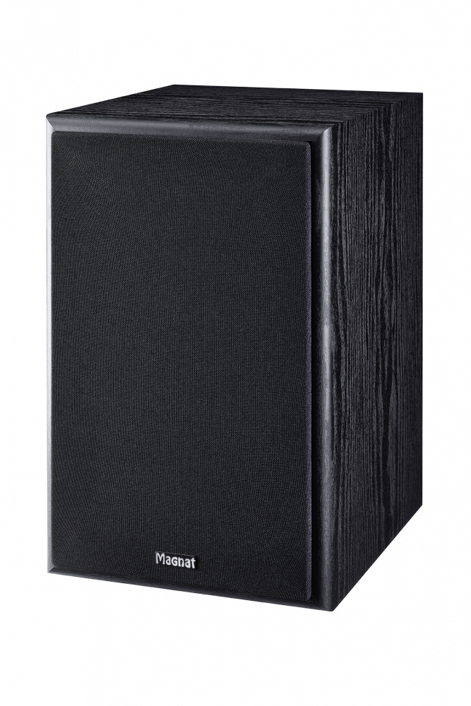 Högtalare i svart med rektangulär form och tygfront, sleek design.