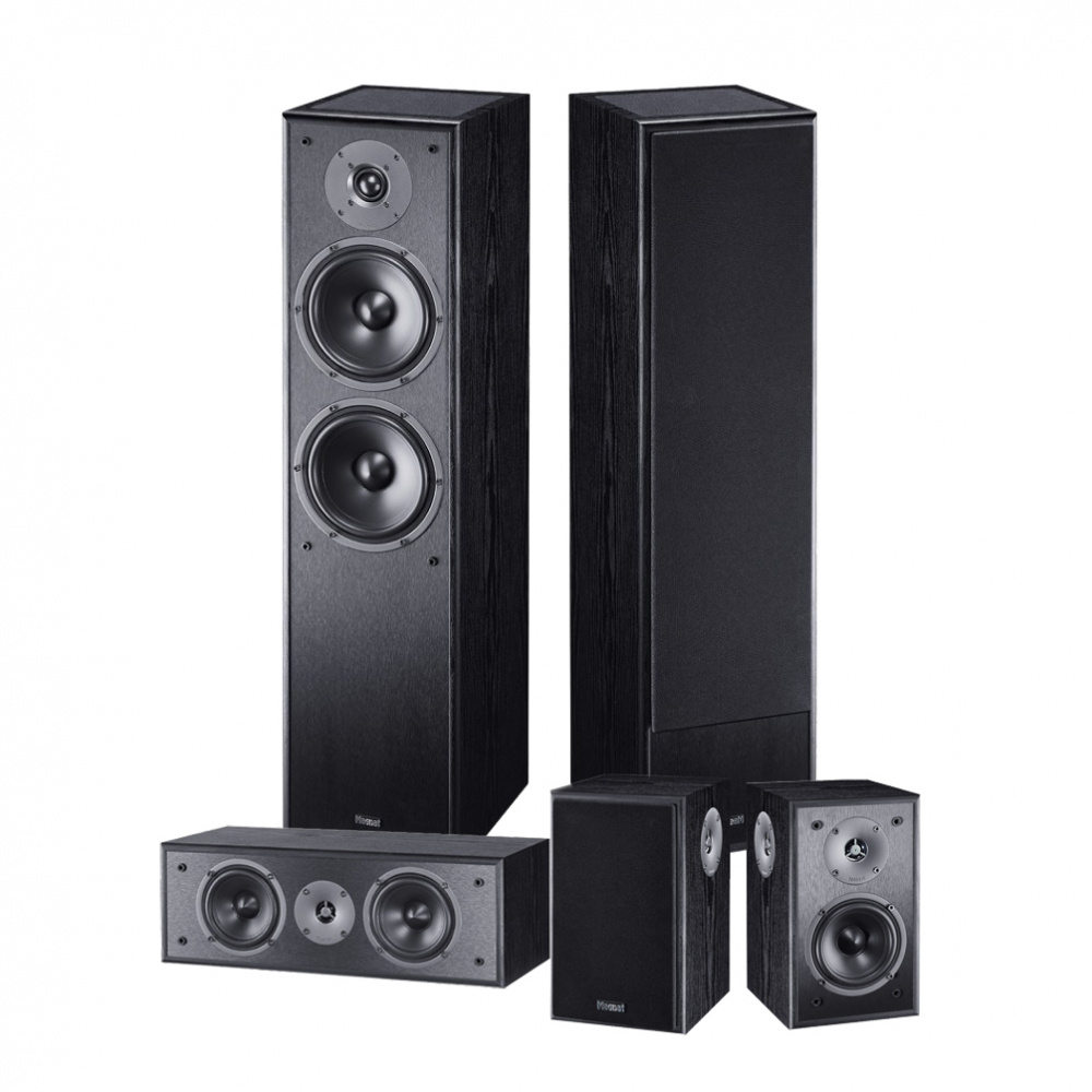 Högtalarpaket i svart med två golvhögtalare, en center och två högtalare för surround.