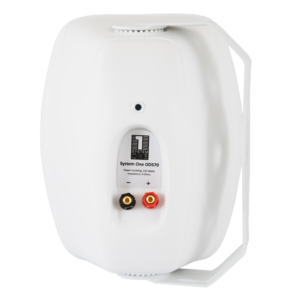 En vit ljudanläggning med kopplingskontakter på baksidan.