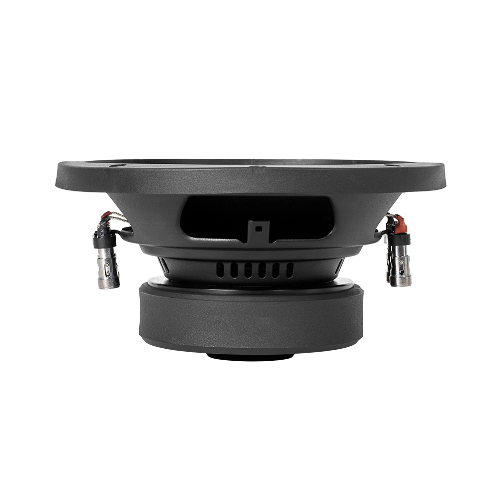 Högtalare med svart design och anslutningar för ljudsystem.