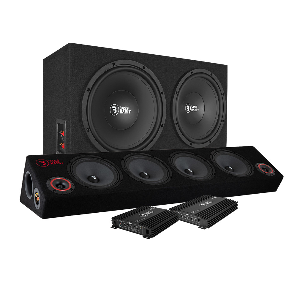 Två subwoofers och en ljudanläggning för bil med förstärkare.