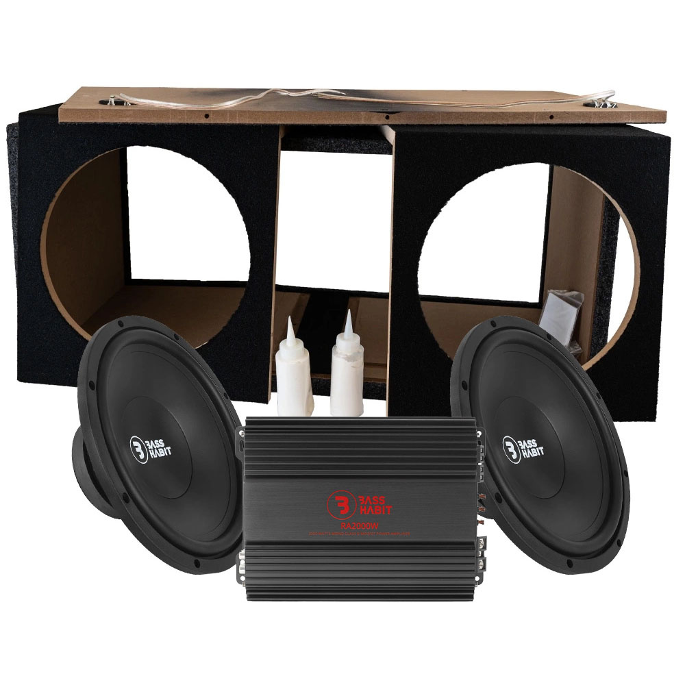 Två högtalare, en förstärkare och låda för ljudinstallation.