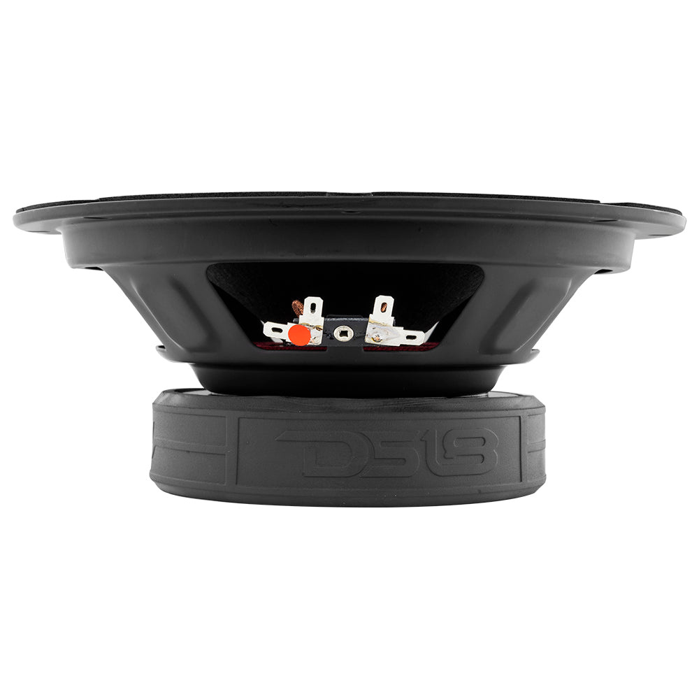 En svart midbas med stor gummiton och anslutningar.