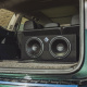 Rockford Fosgate R2-2X12 med SPL64, raggarpaket Två subwoofers i en biltrunk med svart ljudlåda.