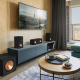 Dynavoice CA802BT & Klipsch R-50M stereopaket, svart Stereopaket med högtalare och subwoofer i modern inredning. TV på väggen.