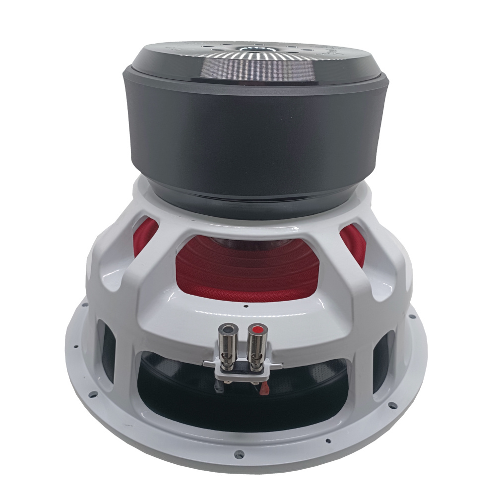 En baslåda med kraftig konstruktion och röd vaddering.